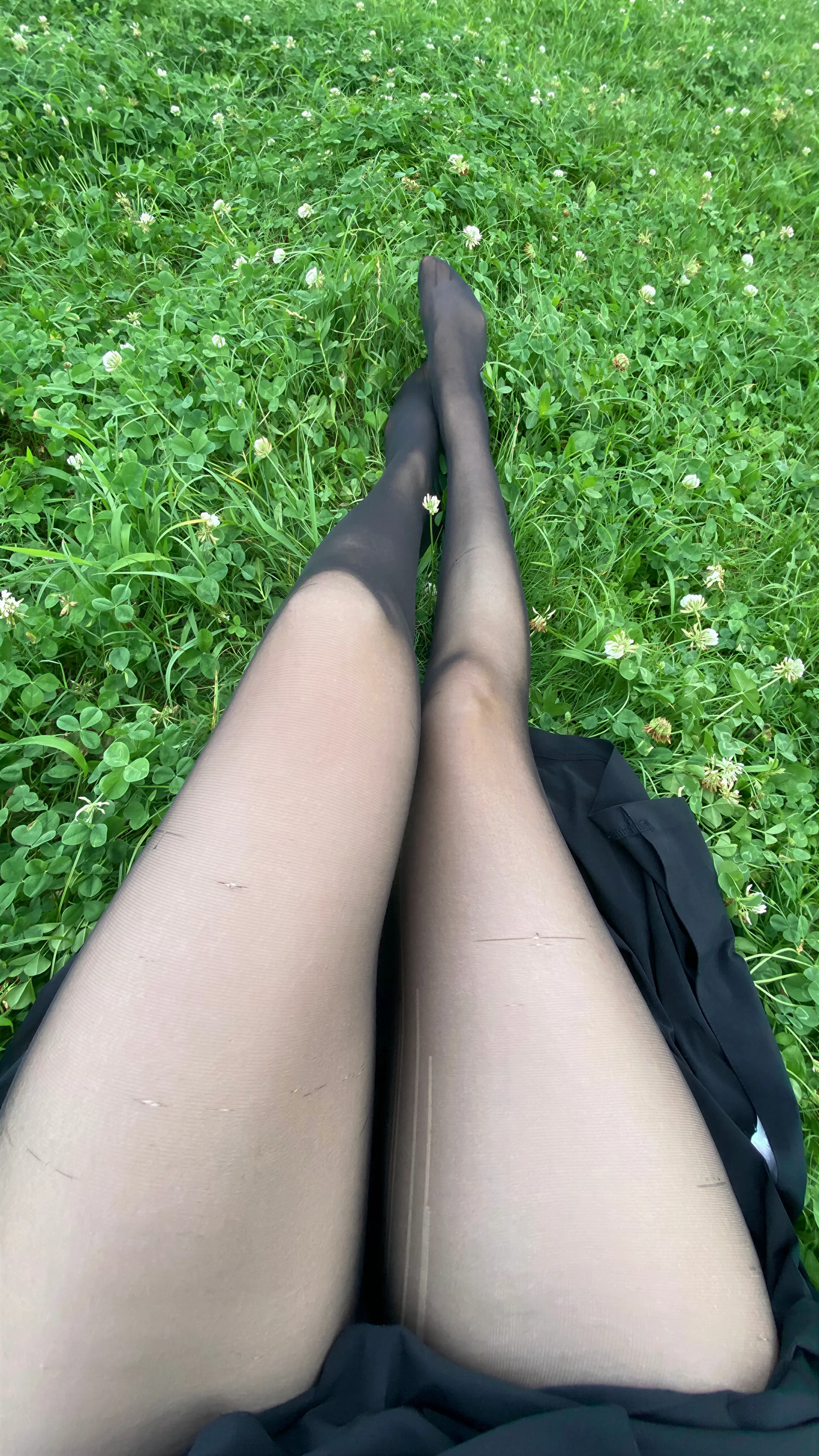 俏妞qiaoniuTT – 草坪黑丝 16P